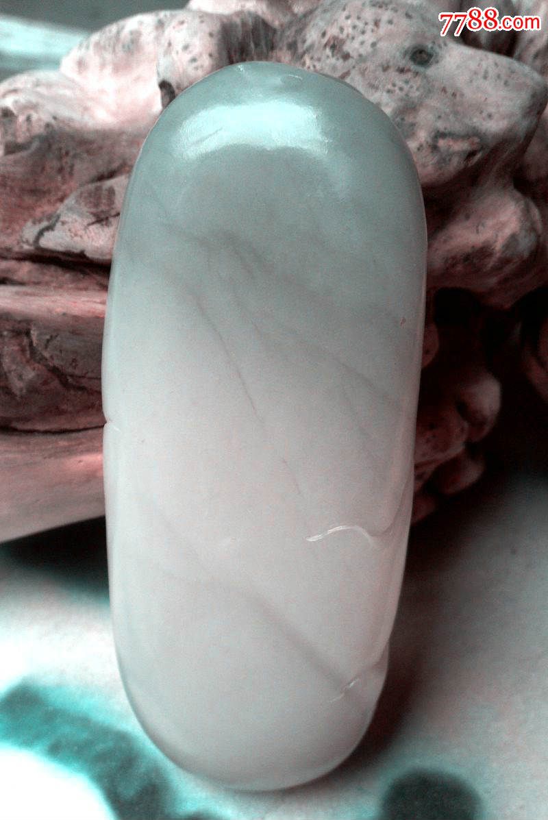 玉石从山体上滚落进河里，玉比山里的玉更润