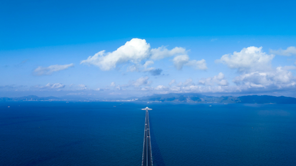 珠江口上的城市，它是中国最早设立四个经济特区之一