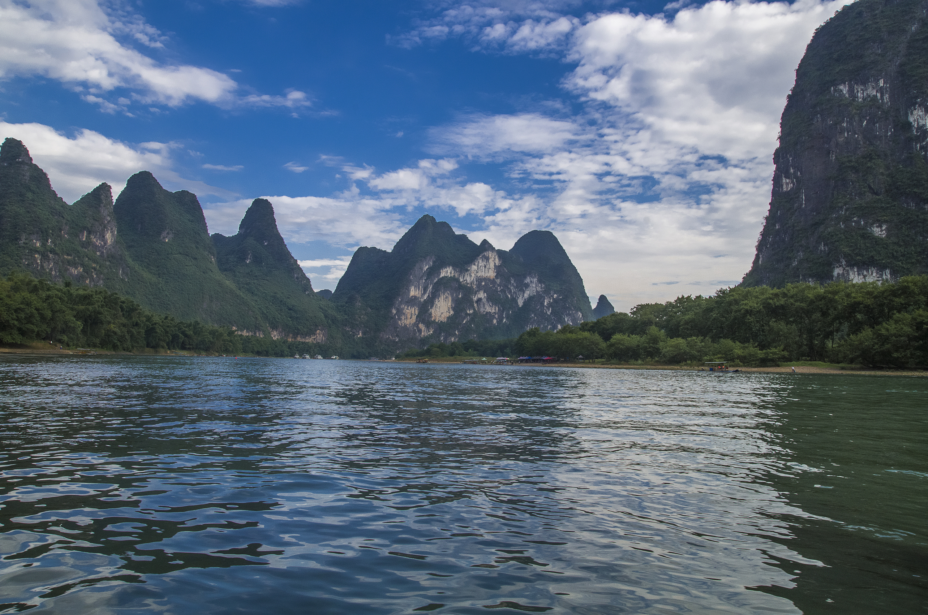 桂林山水甲天下课文分析：舟行上人在画中游