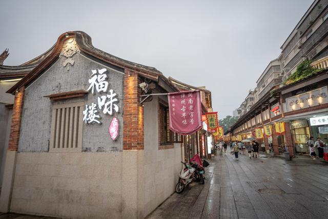 内历史人文气息浓厚曾留下众多名人足迹