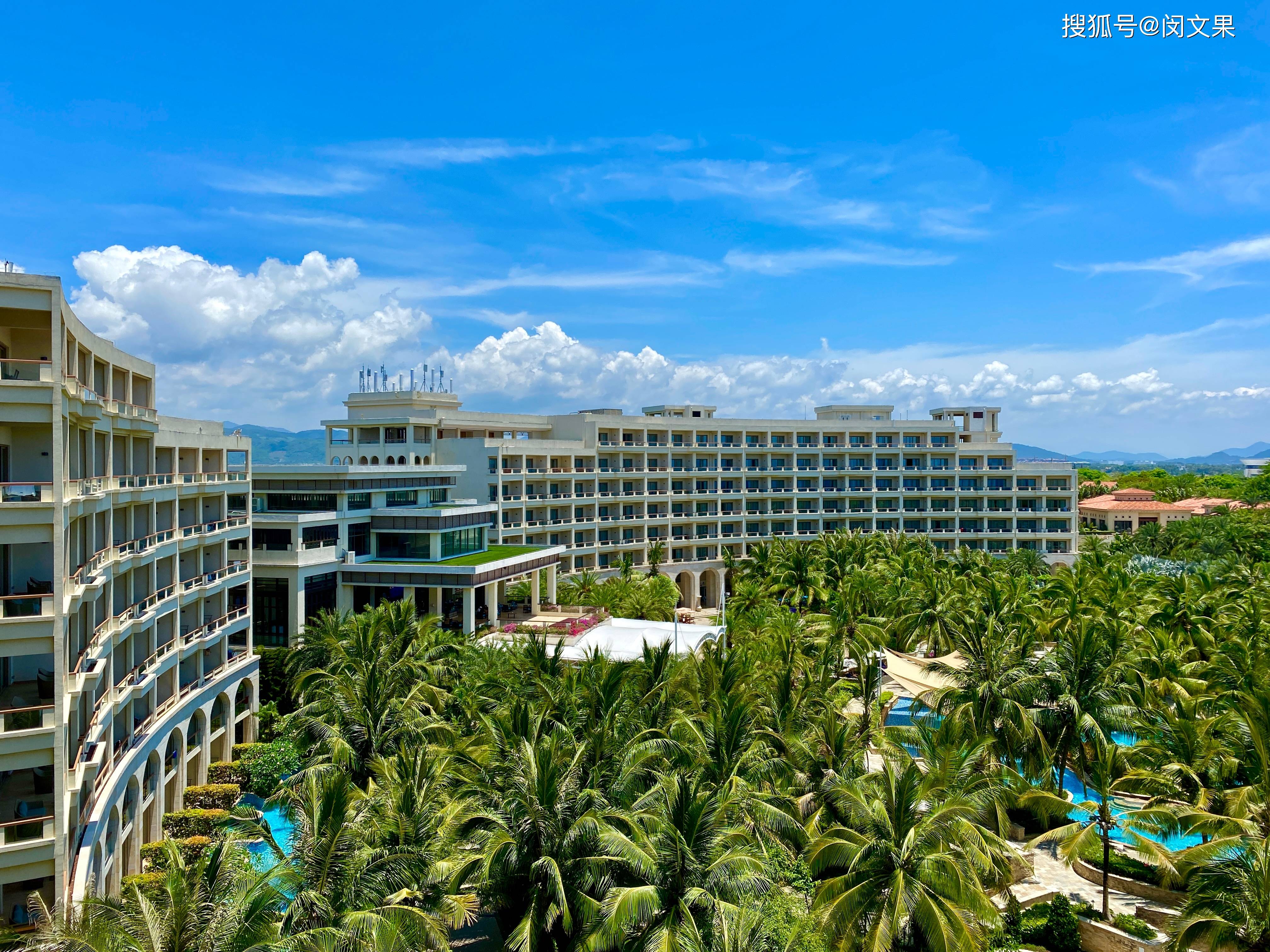 三亚艾迪逊酒店✔，人造海洋水水上浮台餐桌