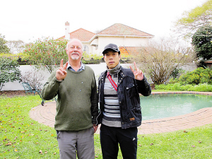 惊诧开普敦街头买报头版尽带骇人新闻