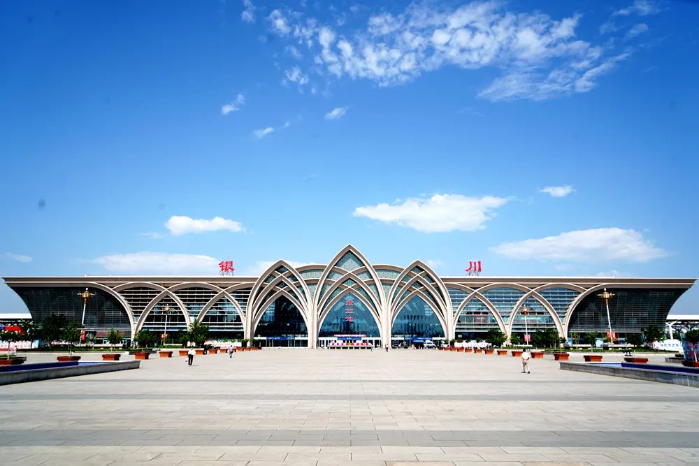 银川—青岛港“一单制”铁海联运图定班列首发