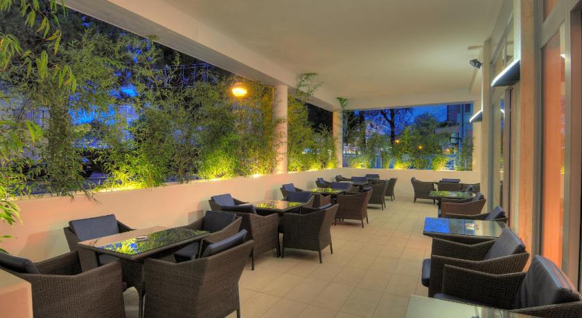 未成年人去酒吧娱乐饮酒酒吧不阻拦还私开后门接纳