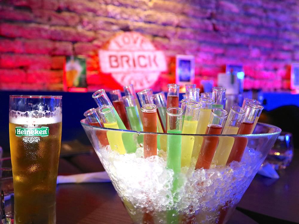 他在一间酒吧装在好几升大碗里的Punch