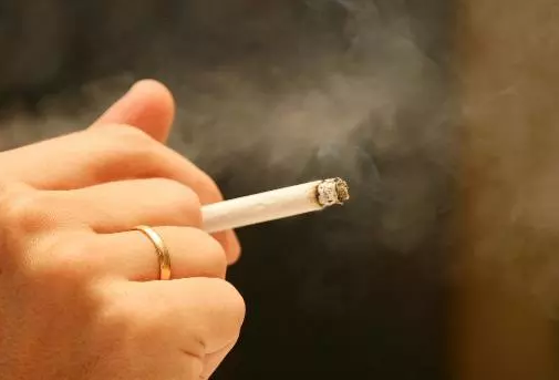 饭碗一推，顺手抽出一只香烟，这还了得？