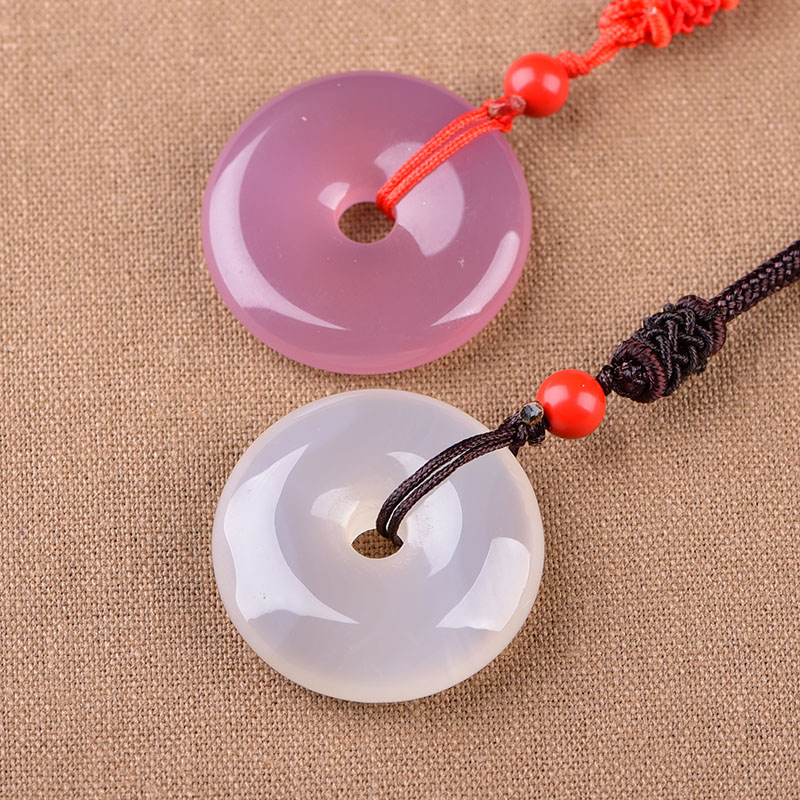 伯爵夫人脖子上戴的就是蓝玉髓玉髓，你知道吗？