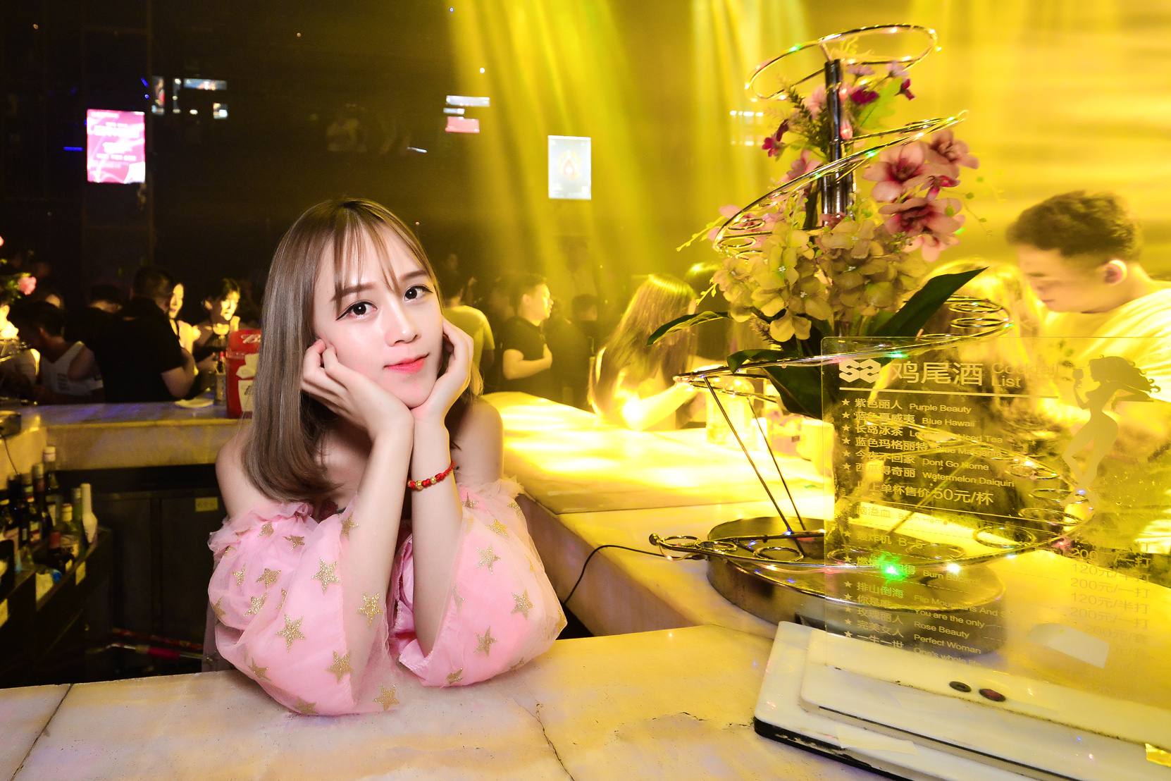 韩国夜生活的真实写照：男卑女尊，男生不准穿拖鞋