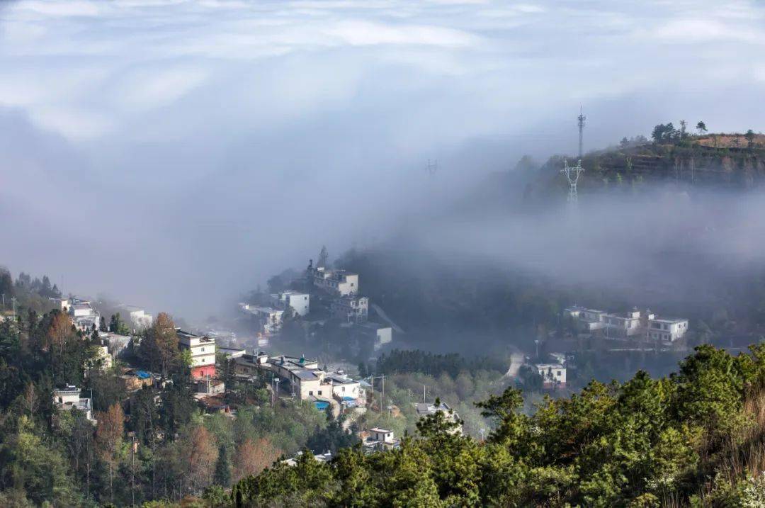 秋城之“秋”，向世人重新阐释秋天，相宜的温度和相称的美景乌蒙山高，金沙水长