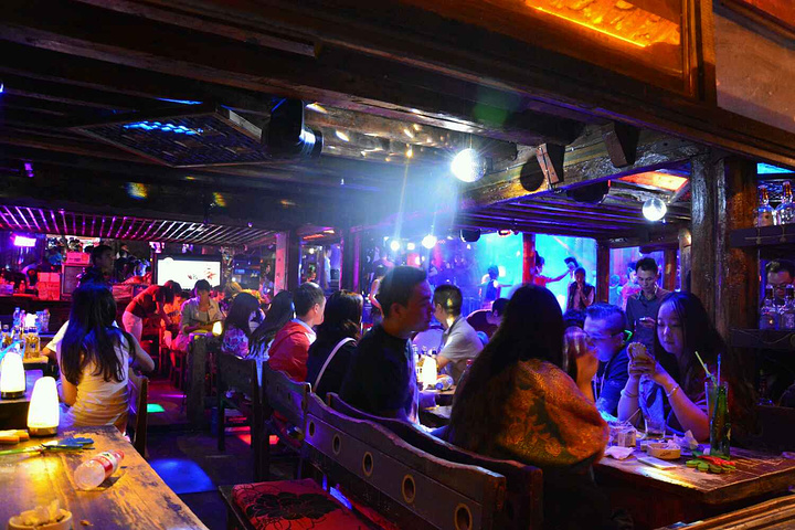 丽江住丽江古城，逛一逛，走一走冷冷的小巷子