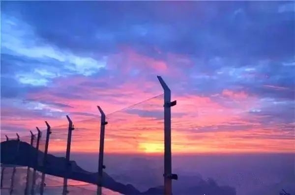 网传张家界天门山景区西线玻璃栈道跳崖四人称自杀