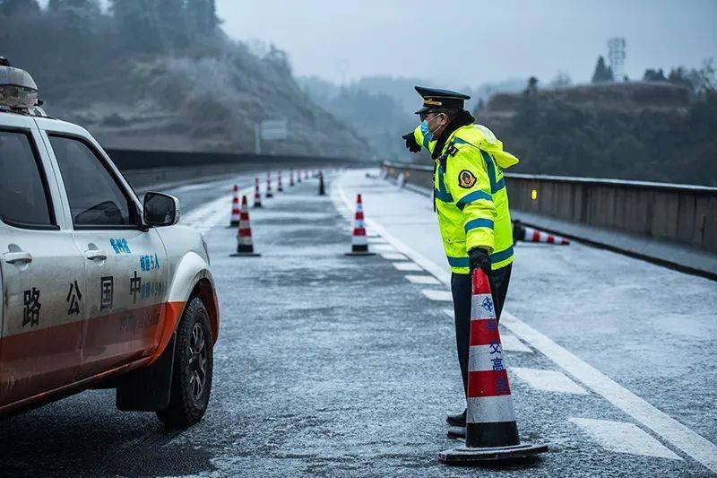 信阳高速交警以雪为令启动冰雪天气应急管理预案