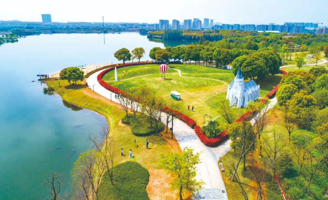 保定的街头，悠悠漫步其中，仿佛穿越到了另一个世界