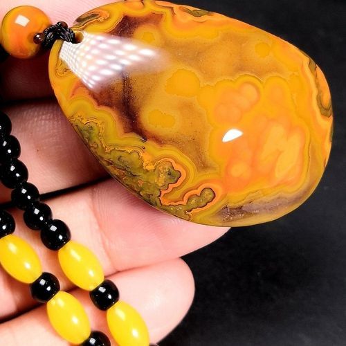 玛瑙跟翡翠有啥区别_玛瑙：_玛瑙和玉石的区别是什么