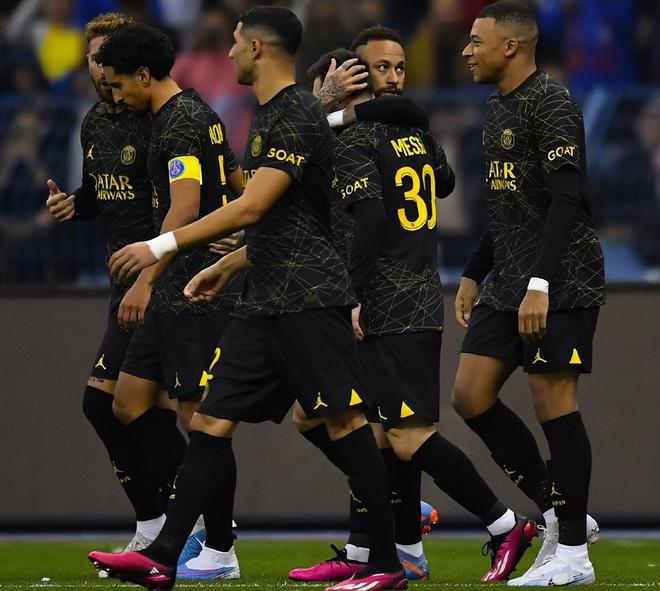 天下足球之疯狂的足球_足球：_足球即时比分