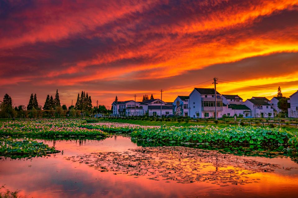 奋斗百年路启航新征程牢记初心使命争取更大光荣产业兴则乡村活