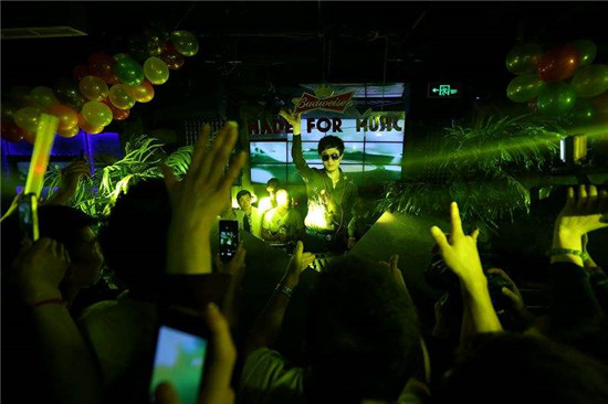 她在夜场没干几年，你家庭也不咋滴拿不出钱来