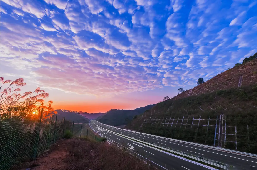 国庆假期进入第六天广东多条跨省高速出现拥堵现象