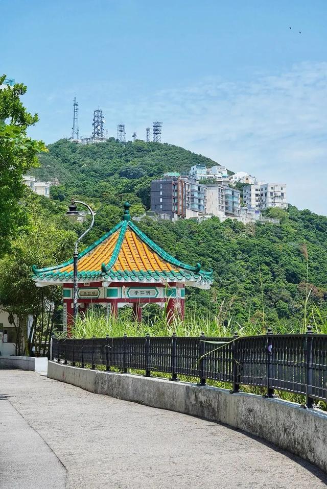 兰桂坊的林荫小道交通便捷，如果你坐在酒吧的位置