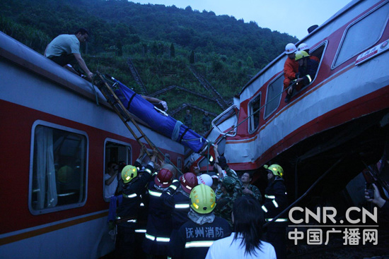 列车司机或者运转车长应当立即报告邻近铁路车站、列车调度员进行处置