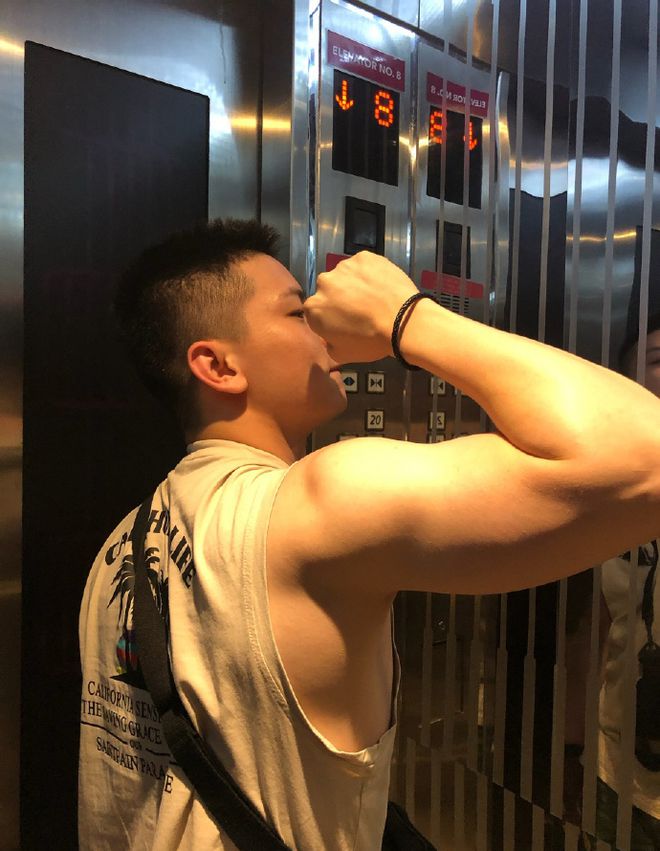 河南男子独自在健身房卧推杠铃被压死致窒息而亡