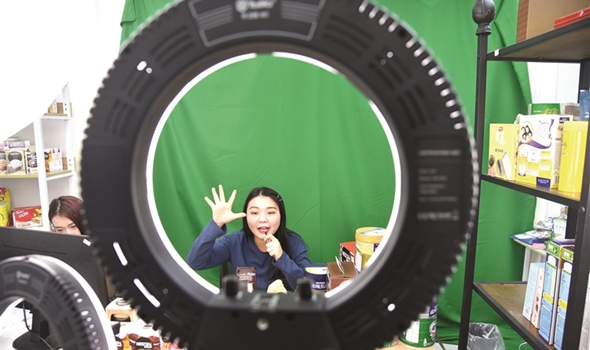 电商捧哏成新风口？直播带货竞争花样百出引热议