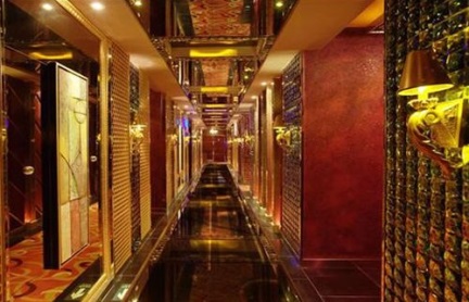 夜场中的灵魂救赎：KTV与酒吧文化的深度解读！(图1)