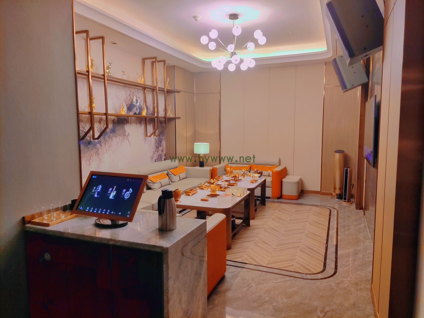 南京最新高端商务KTV招聘模特佳丽信息。报销路费，包住宿，二班多