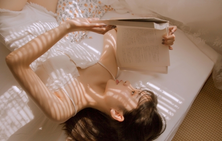 成都武侯区中端商务ktv招聘，工资日结1500-2500长期包住，报销路费。